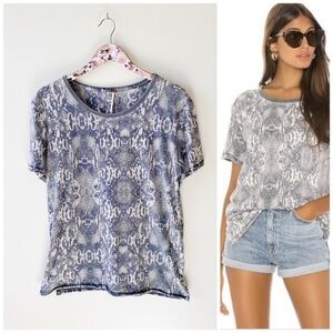 FREE PEOPLE Tourist Gray Snake Print Tee Shirt! Small